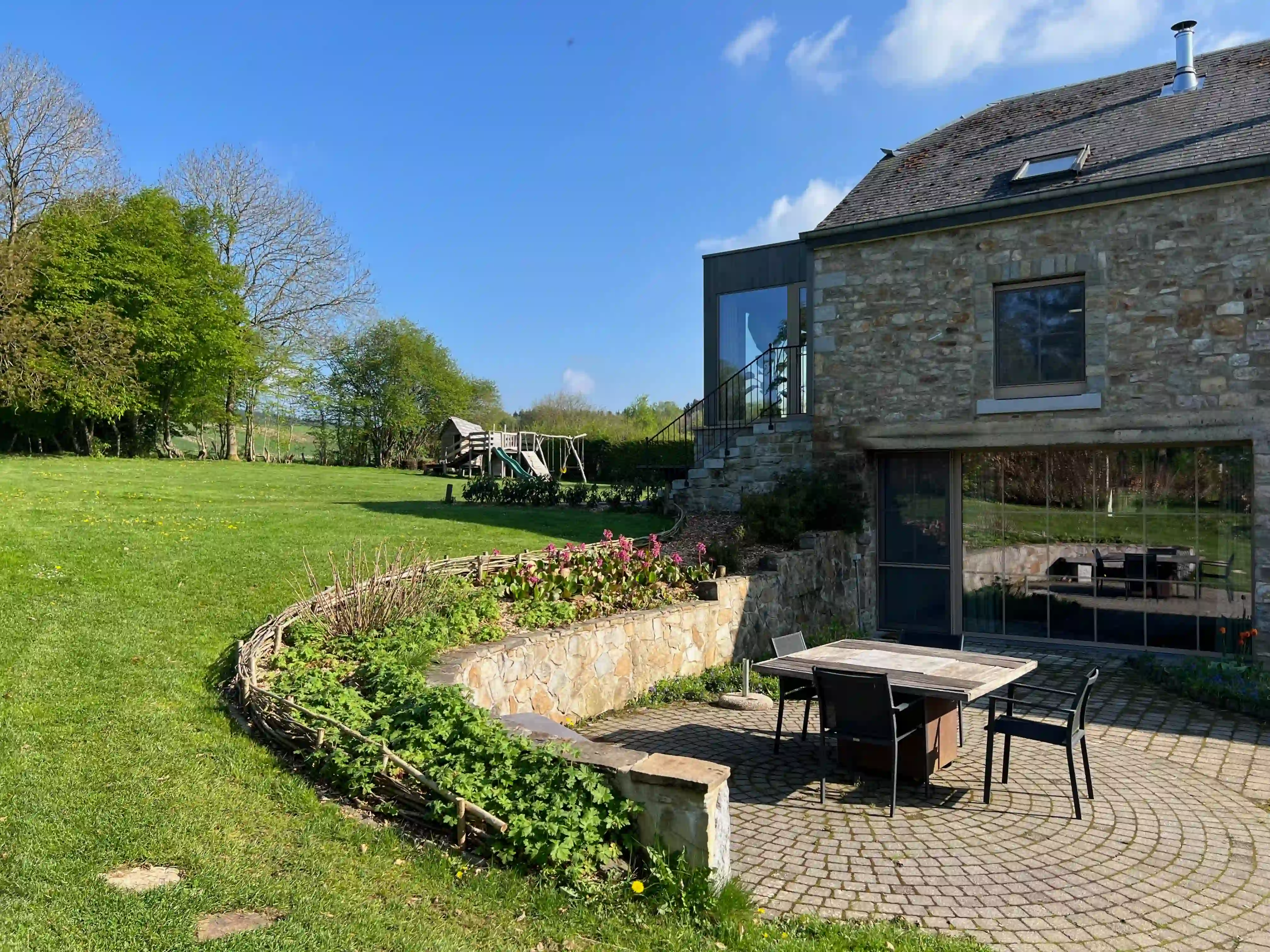 Terras van woning La Petite Source en tuin